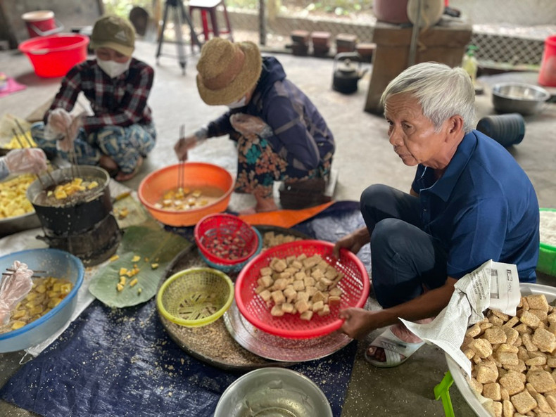 Les biscuits au sésame sont indispensables pour les habitants de Quang Ngai et des localités voisines à l’occasion du Têt traditionnel. Les biscuits au sésame sont indispensables pour les habitants de Quang Ngai et des localités voisines à l’occasion du Têt traditionnel.