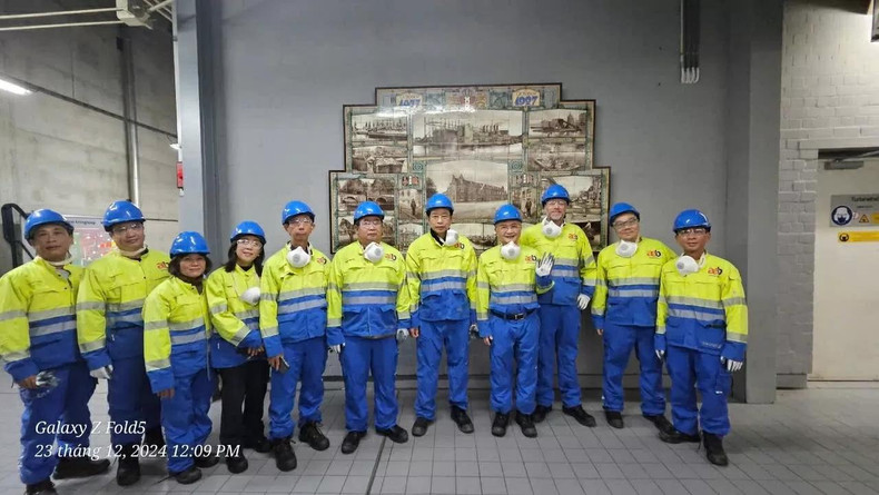 La délégation de l'ambassade du Vietnam aux Pays-Bas visitent l'usine de valorisation énergétique des déchets Amsterdam, la plus grande de ce genre en Europe. Photo : Ambassade du Vietnam aux Pays-Bas La délégation de l'ambassade du Vietnam aux Pays-Bas visitent l'usine de valorisation énergétique des déchets Amsterdam, la plus grande de ce genre en Europe. Photo : Ambassade du Vietnam aux Pays-Bas