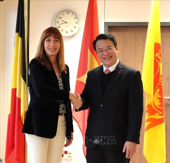 Le vice-ministre Trân Quôc Phuong et l’administratrice Pascale Delcomminette.