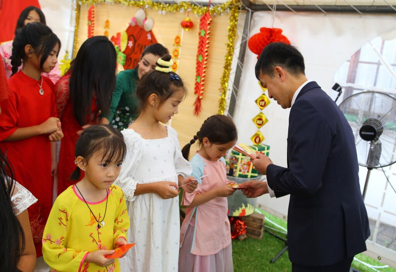 Remise des étrennes (lì xì) aux enfants vietnamiens en Afrique du Sud. Photo : VNA.