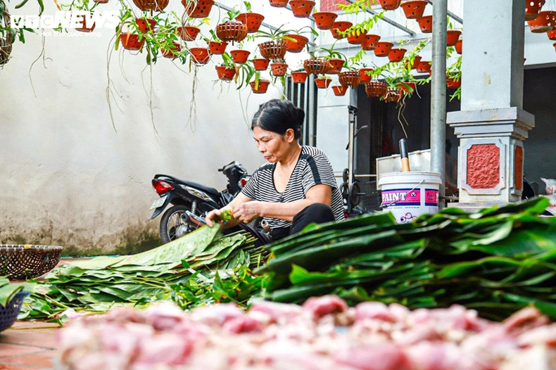 Chaque foyer du village de Tranh Khuc emballe entre 300 et 500 gâteaux par jour, ce chiffre pouvant atteindre 1 000 à 3 000 gâteaux par jour à l'approche du Têt. Chaque foyer du village de Tranh Khuc emballe entre 300 et 500 gâteaux par jour, ce chiffre pouvant atteindre 1 000 à 3 000 gâteaux par jour à l'approche du Têt.