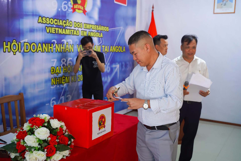 Dans les temps à venir, l’Association des hommes d’affaires vietnamiens en Angola perfectionnera son appareil et son organisation, définira clairement ses fonctions et ses missions et demandera au gouvernement angolais de lui accorder un statut légal. Photo: baoquocte.vn. Dans les temps à venir, l’Association des hommes d’affaires vietnamiens en Angola perfectionnera son appareil et son organisation, définira clairement ses fonctions et ses missions et demandera au gouvernement angolais de lui accorder un statut légal. Photo: baoquocte.vn.