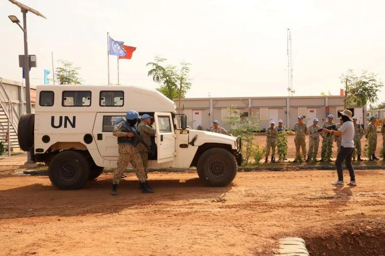 Les exercices d'entraînement aideront les soldats vietnamiens à améliorer leurs compétences et capacités à gérer les situations menaçant la sécurité des biens et des personnes lors de l'exécution de missions sur le terrain ou lors des déplacements en dehors de la base. Photo : Département des opérations de maintien de la paix du ministère vietnamien de la Défense
