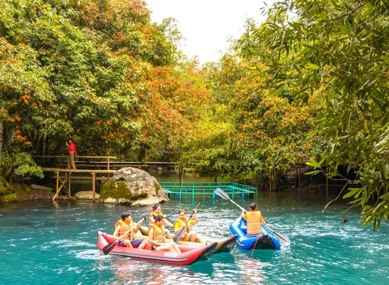 En venant au ruisseau Mooc, les visiteurs peuvent s’immerger dans l'eau fraîche et bleue. En plus de la natation, ils peuvent également participer à d'autres activités amusantes, telles que la via ferrata, le kayak, la découverte de la beauté sauvage, mais époustouflante de la nature à Quang Binh. Photo : VOV