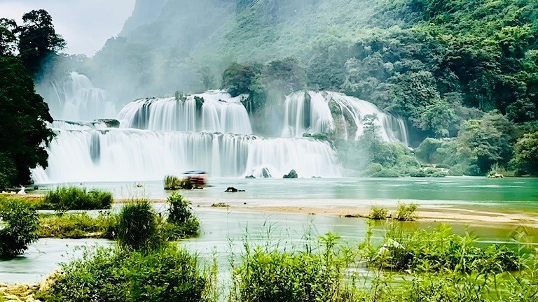 À partir du mois d’octobre, les rizières en terrasses qui l’entourent prennent une couleur dorée et créent une scène d’une rare beauté. À partir du mois d’octobre, les rizières en terrasses qui l’entourent prennent une couleur dorée et créent une scène d’une rare beauté.