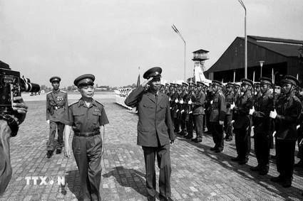 . Cérémonie d’accueil en l’honneur du vice-Premier ministre et ministre laotien de la Défense, Khamtay Siphandone, lors de sa visite au Vietnam en 1977. Photo d'archives : VNA. . Cérémonie d’accueil en l’honneur du vice-Premier ministre et ministre laotien de la Défense, Khamtay Siphandone, lors de sa visite au Vietnam en 1977. Photo d'archives : VNA.