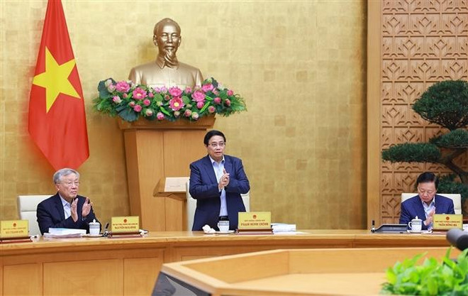 Le Premier ministre Pham Minh Chinh (debout) lors de la réunion mensuelle du gouvernement consacrée à l’élaboration des lois, à Hanoi, le 13 avril. Photo : VNA. Le Premier ministre Pham Minh Chinh (debout) lors de la réunion mensuelle du gouvernement consacrée à l’élaboration des lois, à Hanoi, le 13 avril. Photo : VNA.