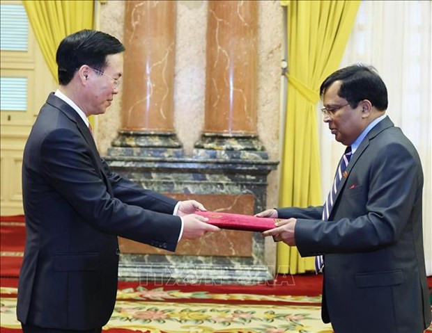 Le Président vietnamien Vo Van Thuong (à gauche) reçoit les lettres de créance de l'ambassadeur du Bangladesh Mohammad Lutfor Rahman. Photo : VNA. Le Président vietnamien Vo Van Thuong (à gauche) reçoit les lettres de créance de l'ambassadeur du Bangladesh Mohammad Lutfor Rahman. Photo : VNA.
