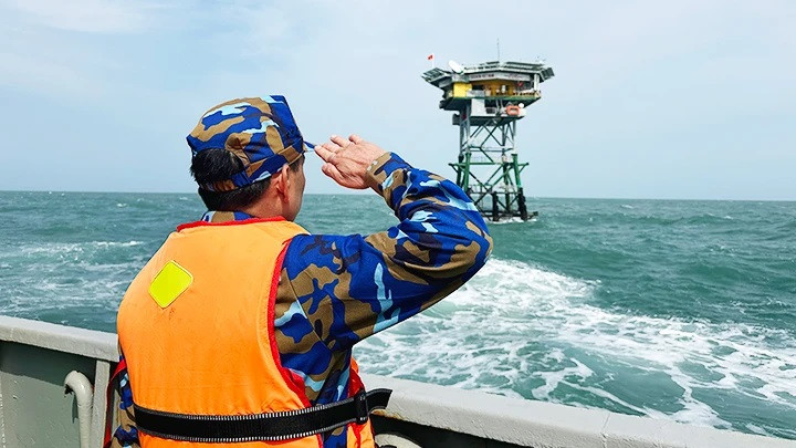 Les cadeaux du Têt contribuent à encourager les officiers et les soldats à surmonter leurs difficultés et à accomplir leur noble mission de protéger fermement la souveraineté de la mer, des îles et du plateau continental de la Patrie. Photo : NDEL. Les cadeaux du Têt contribuent à encourager les officiers et les soldats à surmonter leurs difficultés et à accomplir leur noble mission de protéger fermement la souveraineté de la mer, des îles et du plateau continental de la Patrie. Photo : NDEL.