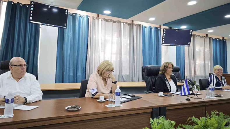 Lors de la séance de travail, la ministre cubaine du Commerce intérieur, Betsy Díaz Velázquez, a émis le souhait de renforcer la coopération bilatérale dans l'agriculture (la riziculture et le café notamment), la fabrication de biens de consommation (les produits de textile-habillement et les chaussures) et l'importation d'équipements économiseurs d'énergie. Photo : baoquocte.vn Lors de la séance de travail, la ministre cubaine du Commerce intérieur, Betsy Díaz Velázquez, a émis le souhait de renforcer la coopération bilatérale dans l'agriculture (la riziculture et le café notamment), la fabrication de biens de consommation (les produits de textile-habillement et les chaussures) et l'importation d'équipements économiseurs d'énergie. Photo : baoquocte.vn