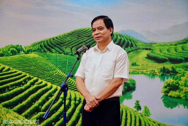 Lors d’une rencontre avec la délégation de Viêt kiêu, le vice-président du Comité populaire provincial de Phu Tho, Nguyen Thanh Hai, a salué leur arrivée à Phu Tho pour assister à la Fête de commémoration des rois Hùng 2024. Il les a informés de la situation socio-économique de sa province ces dernières années et des orientations futures. Appréciant les contributions des Viêt kiêu au développement du Vietnam et de la province de Phu Tho en particulier, il a émis le souhait que les Viêt kiêu continuent à valoriser l’esprit de solidarité du peuple vietnamien et à contribuer activement au développement de leur pays d’origine dans divers domaines tels que l’économie, les sciences, les technologies, l’éducation et la formation. Photo: baoquocte.vn.