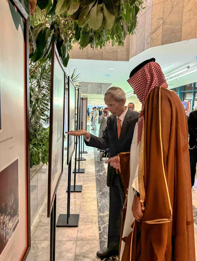 Dans le cadre des « Journées du Vietnam en Arabie Saoudite », a lieu une exposition de photos sur les 25 ans des relations diplomatiques entre le Vietnam et l’Arabie Saoudite, qui présente aux visiteurs les jalons importants dans le développement des relations d’amitié et de coopération entre les deux pays. Photo : Ambassade du Vietnam en Arabie Saoudite. Dans le cadre des « Journées du Vietnam en Arabie Saoudite », a lieu une exposition de photos sur les 25 ans des relations diplomatiques entre le Vietnam et l’Arabie Saoudite, qui présente aux visiteurs les jalons importants dans le développement des relations d’amitié et de coopération entre les deux pays. Photo : Ambassade du Vietnam en Arabie Saoudite.