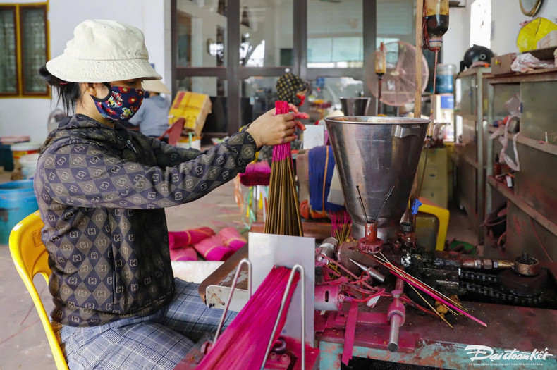 La famille de Lê Thi Hoa fabrique des bâtons d’encens traditionnels depuis plus de 40 ans et est l’une des rares familles à conserver encore le métier de la fabrication manuelle des bâtons d’encens. L’encens est un produit contenant des éléments spirituels, chaque étape doit alors être effectuée avec minutie. Photo: daidoanket.vn. La famille de Lê Thi Hoa fabrique des bâtons d’encens traditionnels depuis plus de 40 ans et est l’une des rares familles à conserver encore le métier de la fabrication manuelle des bâtons d’encens. L’encens est un produit contenant des éléments spirituels, chaque étape doit alors être effectuée avec minutie. Photo: daidoanket.vn.