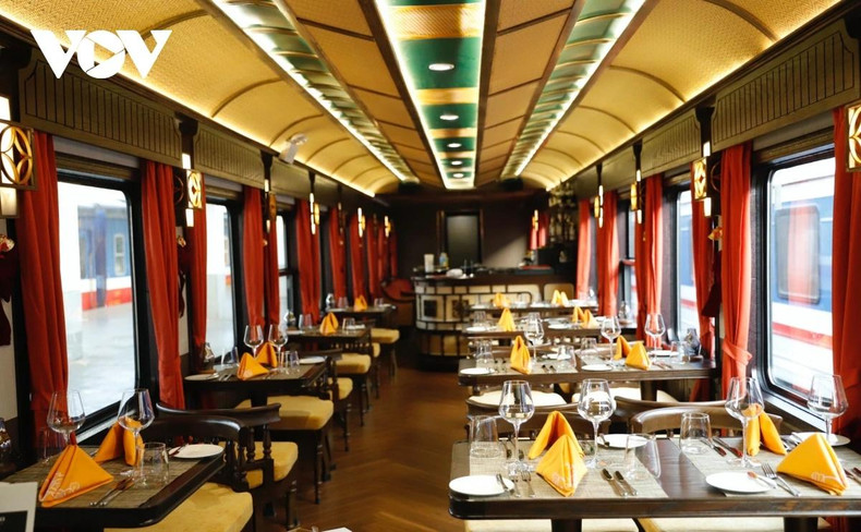 Avec deux rangées de tables à manger à côté des fenêtres, les passagers peuvent prendre leurs repas tout en admirant les beaux paysages du Vietnam, allant des rizières verdoyantes à perte de vue aux chaînes de montagnes vallonnées, en passant par les plages ensoleillées et les villes animées le long du circuit. Photo : VOV. Avec deux rangées de tables à manger à côté des fenêtres, les passagers peuvent prendre leurs repas tout en admirant les beaux paysages du Vietnam, allant des rizières verdoyantes à perte de vue aux chaînes de montagnes vallonnées, en passant par les plages ensoleillées et les villes animées le long du circuit. Photo : VOV.