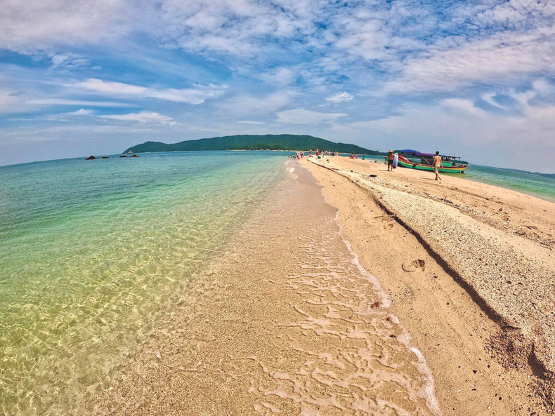 Camping, plongée pour admirer les coraux, dégustation gastronomique, musique vibrante sur la plage, activités culturelles nocturnes, ect. sont des expériences intéressantes que peuvent vivre les touristes sur l’archipel de Cô Tô, province de Quang Ninh. Photo : VNA. Camping, plongée pour admirer les coraux, dégustation gastronomique, musique vibrante sur la plage, activités culturelles nocturnes, ect. sont des expériences intéressantes que peuvent vivre les touristes sur l’archipel de Cô Tô, province de Quang Ninh. Photo : VNA.