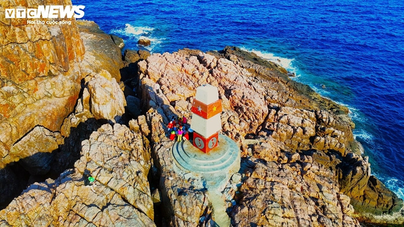 Au-dessus des quatre côtés de l’amer se trouve le drapeau national, en dessous la forme du pays sur un fond de tambour en bronze. Sur le côté Est sont inscrits des paramètres supplémentaires concernant A9. Au-dessus des quatre côtés de l’amer se trouve le drapeau national, en dessous la forme du pays sur un fond de tambour en bronze. Sur le côté Est sont inscrits des paramètres supplémentaires concernant A9.