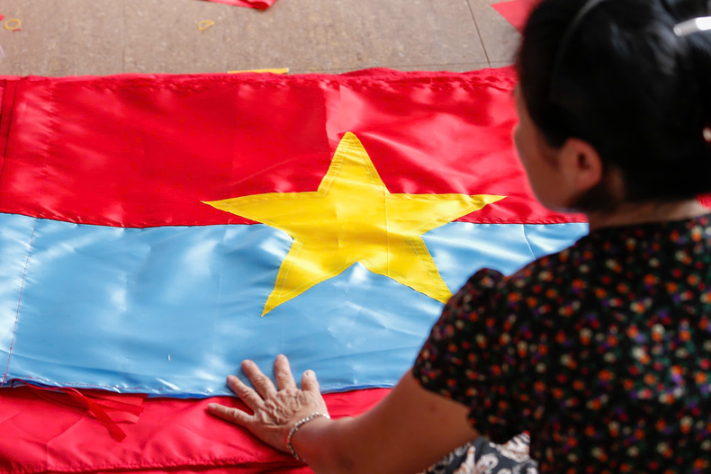 Quelle fierté, pour tous les artisans de Tu Vân, que de voir leurs drapeaux accompagner chaque grand événement de la nation ! Photo : congluan