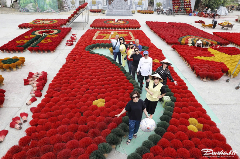 Partout dans le village, le rose et le rouge des bâtons d’encens illuminent les rues. Photo: daidoanket.vn. Partout dans le village, le rose et le rouge des bâtons d’encens illuminent les rues. Photo: daidoanket.vn.