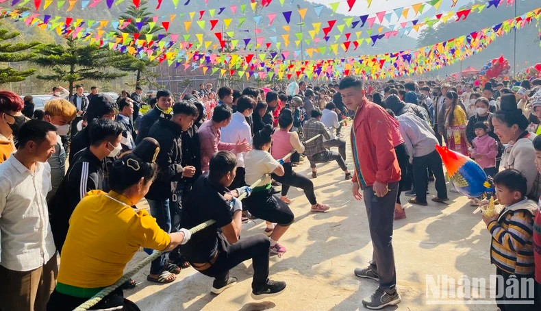 Durant la fête, outre les rites traditionnels, les habitants et les touristes peuvent participer à plusieurs activités intéressantes telles que des jeux populaires, des jeux sportifs, des chants et des danses folkloriques, etc. Photo : NDEL.