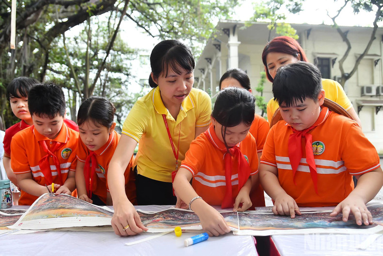 Les visiteurs peuvent découper les pages du supplément spécial et les combiner pour former un panorama mesurant jusqu’à 3,21 mètres de long — un record pour un journal imprimé. Photo: NDEL.