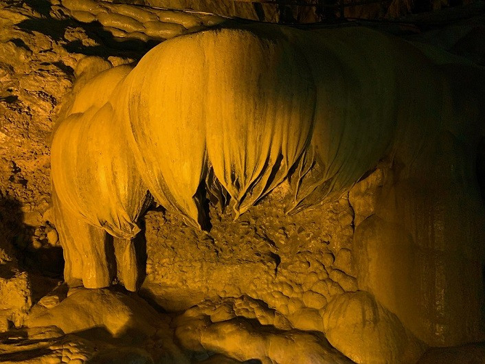 Une magnifique stalactite en forme de fleur de lotus renversée dans la grotte de Nguom Ngao. Une magnifique stalactite en forme de fleur de lotus renversée dans la grotte de Nguom Ngao.