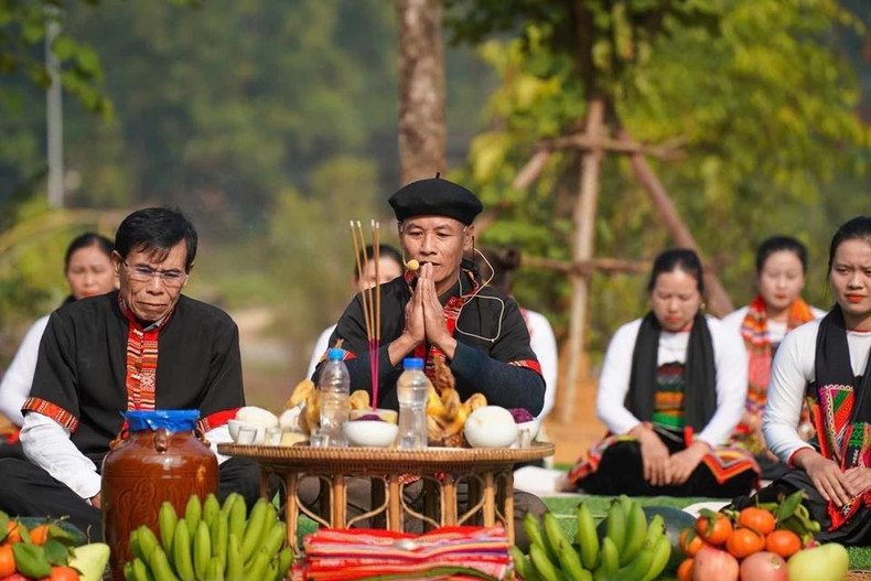 Le chaman, véritable pont entre le monde des hommes et celui des esprits, officie comme maître de cérémonie, guidant la communauté dans ses prières et ses rituels. Photo : VNA. Le chaman, véritable pont entre le monde des hommes et celui des esprits, officie comme maître de cérémonie, guidant la communauté dans ses prières et ses rituels. Photo : VNA.