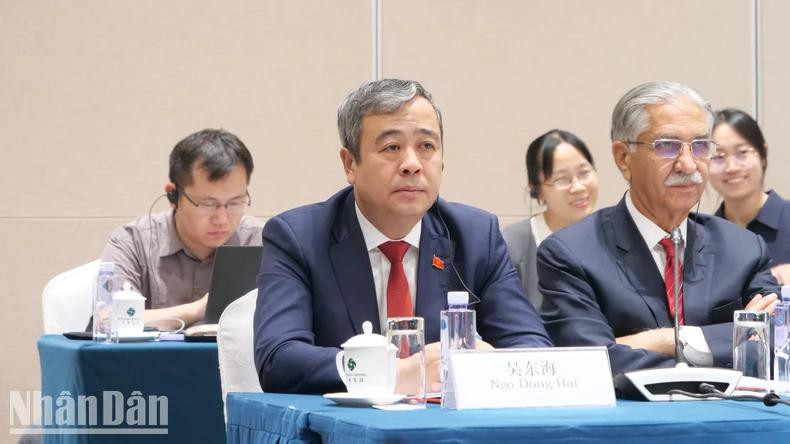 Dans son discours prononcé lors de la table ronde sur le thème « Promouvoir les échanges, la coopération et la compréhension mutuelle entre les civilisations », le chef de la délégation vietnamienne Ngo Dong Hai a salué la volonté du Parti et de l'État chinois d’accorder une grande priorité au développement des relations avec les pays voisins. Photo : NDEL. Dans son discours prononcé lors de la table ronde sur le thème « Promouvoir les échanges, la coopération et la compréhension mutuelle entre les civilisations », le chef de la délégation vietnamienne Ngo Dong Hai a salué la volonté du Parti et de l'État chinois d’accorder une grande priorité au développement des relations avec les pays voisins. Photo : NDEL.