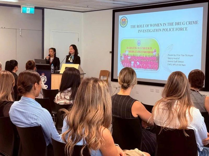 Dans son intervention sur le thème « Le rôle des femmes dans les forces de police chargées des enquêtes sur les crimes liés à la drogue au Vietnam », la sous-colonelle Tran Thi Huyen a souligné la nécessité de promouvoir l’égalité des sexes, ainsi que le rôle et la participation des femmes dans la mise en œuvre des enquêtes sur la prévention et la lutte contre la criminalité liée à la drogue. Photo : NDEL.