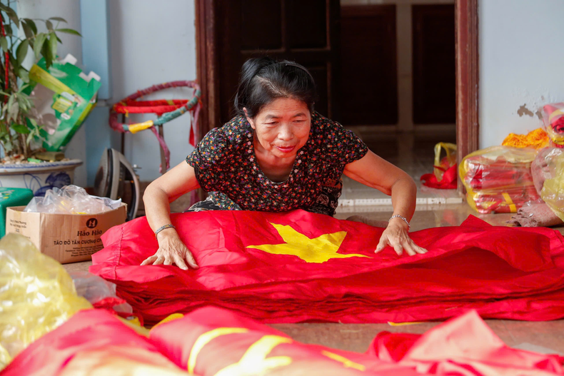 Les drapeaux nationaux fabriqués par le village de Tu Van sont célèbres pour leur beauté. Photo : congluan Les drapeaux nationaux fabriqués par le village de Tu Van sont célèbres pour leur beauté. Photo : congluan
