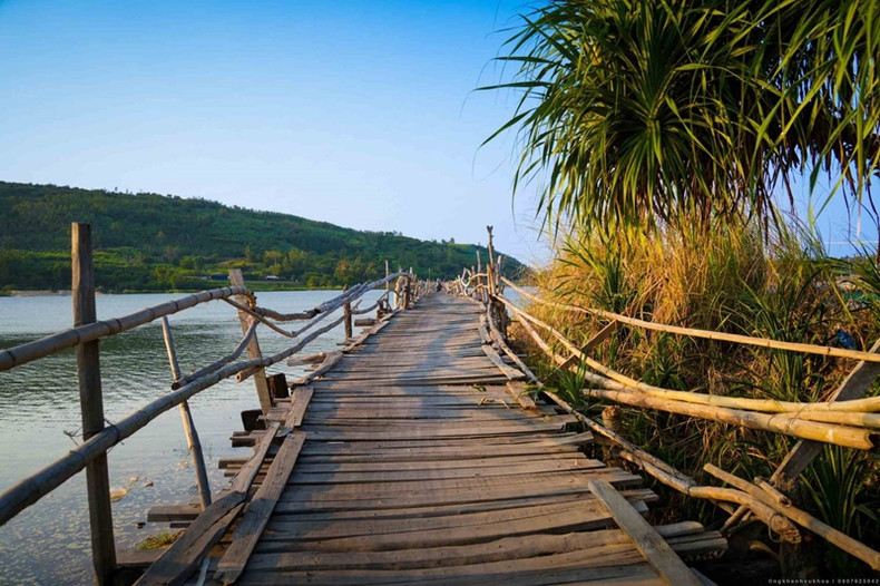 La population locale traverse ce pont, leur évitant un détour d'environ 10 km.