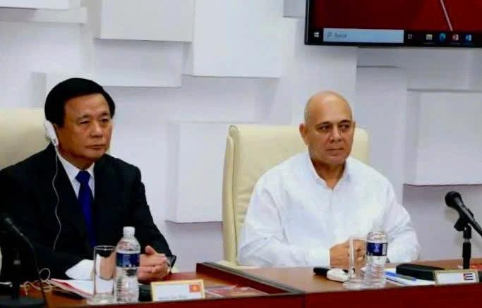 Lors du colloque, les deux parties ont discuté des questions clés dans la construction du socialisme, telles que : le rôle du Parti dans la gestion des processus économiques, les expériences et les leçons dans la gestion des secteurs économiques étatique et non étatique, ou encore le travail de sensibilisation politique et idéologique auprès des jeunes. Photo : Ambassade du Vietnam à Cuba.