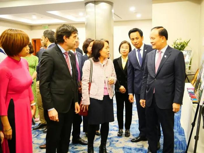 La conférence est une bonne occasion pour la ville de Hanoï de chercher les opportunités de coopération avec les partenaires argentins, notamment dans l’économie, le commerce, l’investissement et le tourisme. Photo: KTDT. La conférence est une bonne occasion pour la ville de Hanoï de chercher les opportunités de coopération avec les partenaires argentins, notamment dans l’économie, le commerce, l’investissement et le tourisme. Photo: KTDT.