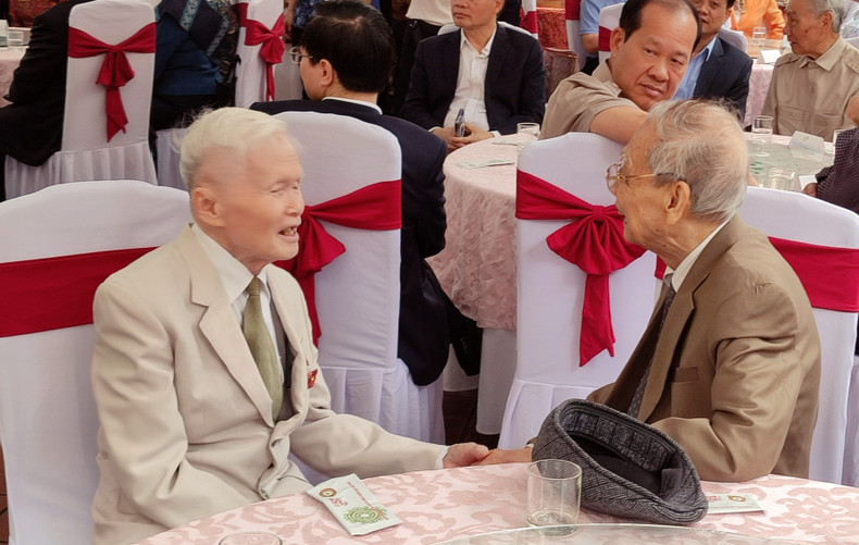 Nguyên Van Nghiêp, 95 ans, un ancien expert militaire vietnamien en mission au Laos (à gauche), a déclaré : « Nous n’oublions jamais les soutiens précieux du peuple laotien. Nous sommes très fiers des relations spéciales vietnamo-laotiennes. Ces relations, qui sont cultivées de longue date par le Président Hô Chi Minh et son homologue laotien Kaysone Phomvihane, constituent un bien inestimable à préserver et à léguer aux générations futures ». Photo : thoidai.com.vn.