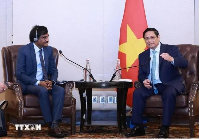 Le Premier ministre Pham Minh Chinh (droite) reçoit le le président et directeur général du groupe SMS Pharmaceuticals, Ramesh Babu. Photo: VNA.