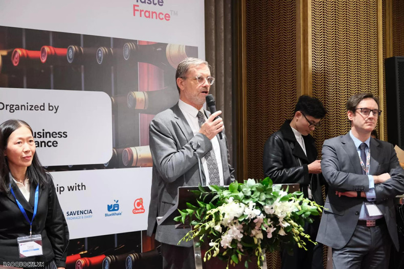 Selon l'ambassadeur de France au Vietnam, Olivier Brochet, le Vietnam est un marché prometteur pour les vins et les spiritueux français. Photo : baoquocte.vn
