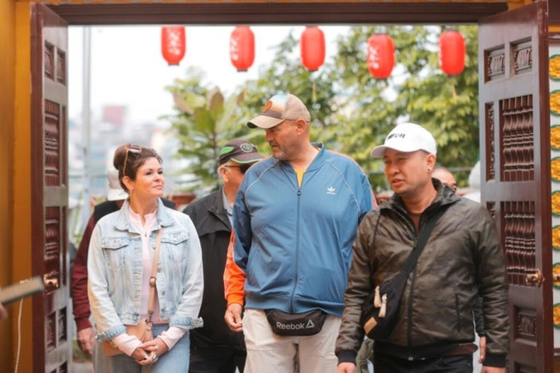 Les visiteurs étrangers apprécient également la visite des pagodes à l'occasion du Têt Nguyên Tiêu. Photo : VNA. Les visiteurs étrangers apprécient également la visite des pagodes à l'occasion du Têt Nguyên Tiêu. Photo : VNA.