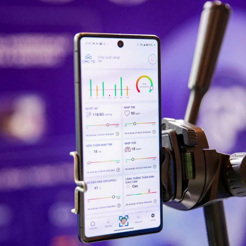 L'application C-Health intègre de nombreuses fonctionnalités capables de mesurer rapidement plus de 20 indicateurs sanitaires de base, aidant les utilisateurs à gérer leur santé personnelle de manière globale. Photo : NDEL. L'application C-Health intègre de nombreuses fonctionnalités capables de mesurer rapidement plus de 20 indicateurs sanitaires de base, aidant les utilisateurs à gérer leur santé personnelle de manière globale. Photo : NDEL.