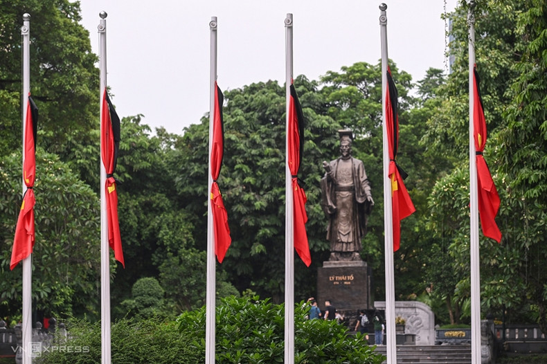 Dès l'après-midi du 22 juillet, Hanoï a mis les drapeaux en berne devant le monument Ly Thai To dans la rue Dinh Tien Hoang. Le drapeau en berne montre un profond respect pour le défunt, en particulier lors du jour de deuil national. Dès l'après-midi du 22 juillet, Hanoï a mis les drapeaux en berne devant le monument Ly Thai To dans la rue Dinh Tien Hoang. Le drapeau en berne montre un profond respect pour le défunt, en particulier lors du jour de deuil national.