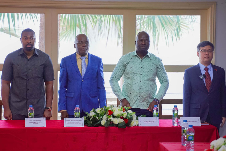 L’ambassadeur vietnamien en Angola, Duong Chinh Chuc, a émis le souhait que l’Association des hommes d’affaires vietnamiens en Angola contribue activement à promouvoir les relations d’amitié et de coopération entre le Vietnam et l’Angola, notamment dans l’économie, le commerce et l’investissement. Photo: baoquocte.vn. L’ambassadeur vietnamien en Angola, Duong Chinh Chuc, a émis le souhait que l’Association des hommes d’affaires vietnamiens en Angola contribue activement à promouvoir les relations d’amitié et de coopération entre le Vietnam et l’Angola, notamment dans l’économie, le commerce et l’investissement. Photo: baoquocte.vn.