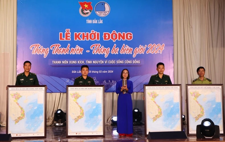 La secrétaire de l’antenne de l’Union de la Jeunesse communiste Hô Chi Minh de Dak Lak, H'Giang Niê (au centre), a remis la carte du Vietnam à la jeunesse des gardes-frontières et des localités frontalières. Photo : NDEL.