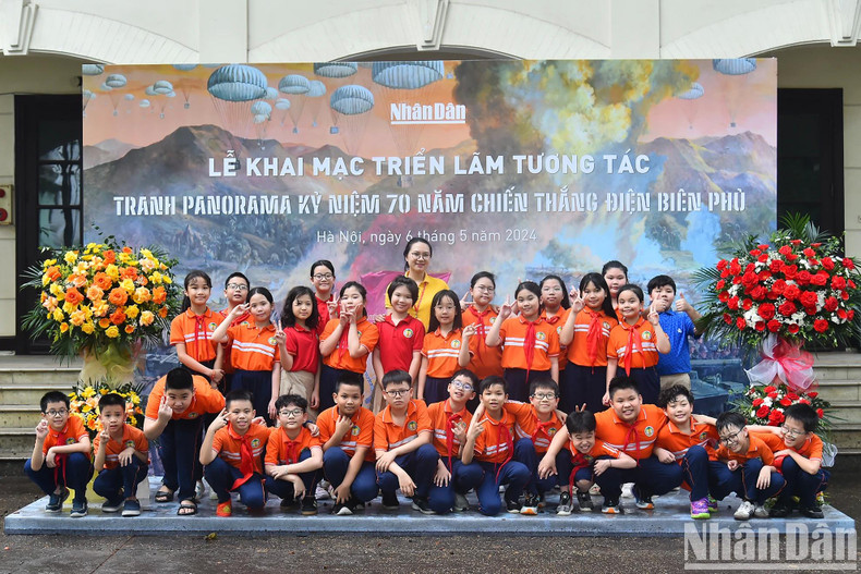 L'exposition est ouverte gratuitement au public de 9 h à 17 h jusqu'au 12 mai au siège du journal Nhân Dân, au 71, rue Hàng Trông, à Hanoï. Photo: NDEL.