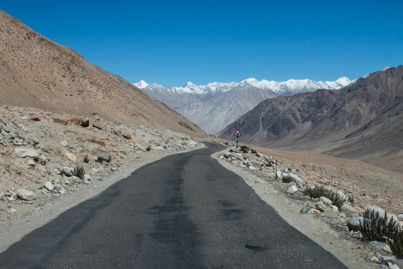 La mythique route Manali — Leh, en Inde, est la route carrossable la plus haute du monde. Photo: Shutterstock Images. La mythique route Manali — Leh, en Inde, est la route carrossable la plus haute du monde. Photo: Shutterstock Images.