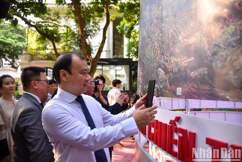 Lê Hai Binh, membre suppléant du Comité central du PCV, rédacteur en chef de « Tap chi Công San » (Revue Communiste), expérimente une interaction sur la peinture panoramique circulaire « Campagne de Diên Biên Phu ». Photo: NDEL.