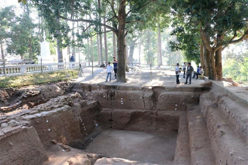 Des fouilles archéologiques dans le vestige national spécial d'Oc Eo - Ba Thê, province d'An Giang (au Sud). Photo : VNA.