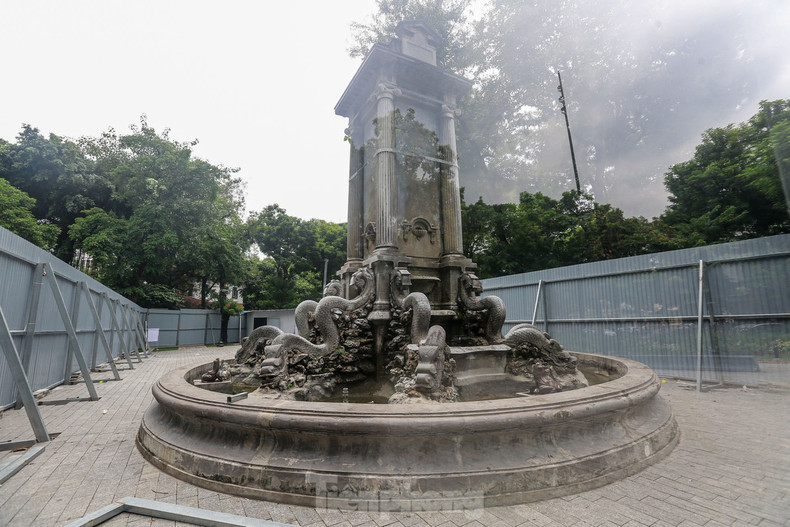 Le jardin de Dien Hong couvre sur une superficie totale de 4 240 m2, dans le quartier de Trang Tien, à l’intersection des rues Ngo Quyen — Ly Thai To — Le Phung Hieu, dans l’arrondissement de Hoan Kiem. Il a été construit par les Français en 1901, d’où son ancien nom Laurent Chavassieux. Photo : tienphong.vn. Le jardin de Dien Hong couvre sur une superficie totale de 4 240 m2, dans le quartier de Trang Tien, à l’intersection des rues Ngo Quyen — Ly Thai To — Le Phung Hieu, dans l’arrondissement de Hoan Kiem. Il a été construit par les Français en 1901, d’où son ancien nom Laurent Chavassieux. Photo : tienphong.vn.