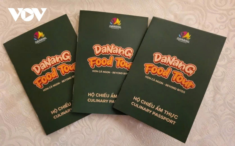 10 000 passeports culinaires bilingues (vietnamien-anglais) sont distribués gratuitement entre le 15 décembre 2024 et le 15 mars 2025 dans les comptoirs d’information touristique dispersés à travers la ville de Da Nang, notamment à l’aéroport international de Da Nang, au centre d’assistance touristique, ainsi que dans les principales attractions touristiques et des hôtels sélectionnés. Photo : VOV. 10 000 passeports culinaires bilingues (vietnamien-anglais) sont distribués gratuitement entre le 15 décembre 2024 et le 15 mars 2025 dans les comptoirs d’information touristique dispersés à travers la ville de Da Nang, notamment à l’aéroport international de Da Nang, au centre d’assistance touristique, ainsi que dans les principales attractions touristiques et des hôtels sélectionnés. Photo : VOV.