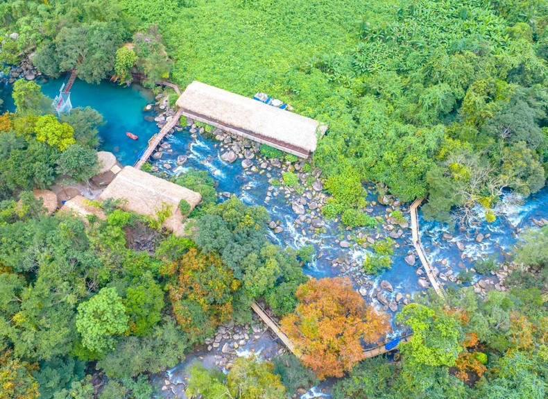 Le ruisseau Mooc n’est pas seulement un lieu pour se détendre, mais aussi une destination idéale pour ceux qui aiment les selfies et la photographie en plein air ou souhaitent conserver des souvenirs en photos. Photo : VOV