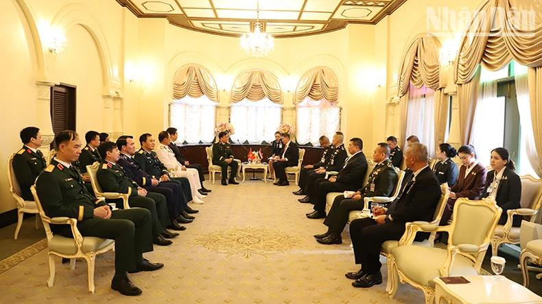 Rencontre entre le général de corps d'armée Hoàng Xuân Chiên, vice-ministre vietnamien de la Défense (à gauche, au centre), et le vice-Premier ministre et ministre de la Défense de Thaïlande, Phumtham Wechayachai, le 18 mars à Bangkok. Photo : NDEL Rencontre entre le général de corps d'armée Hoàng Xuân Chiên, vice-ministre vietnamien de la Défense (à gauche, au centre), et le vice-Premier ministre et ministre de la Défense de Thaïlande, Phumtham Wechayachai, le 18 mars à Bangkok. Photo : NDEL