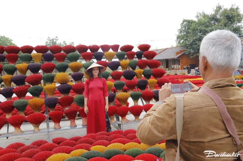 En venant à Quang Phu Câu, les visiteurs peuvent non seulement découvrir les étapes de fabrication des bâtonnets d’encens, mais aussi prendre des photos avec des grappes de bâtons d’encens comme des bouquets de fleurs. Photo: daidoanket.vn. En venant à Quang Phu Câu, les visiteurs peuvent non seulement découvrir les étapes de fabrication des bâtonnets d’encens, mais aussi prendre des photos avec des grappes de bâtons d’encens comme des bouquets de fleurs. Photo: daidoanket.vn.