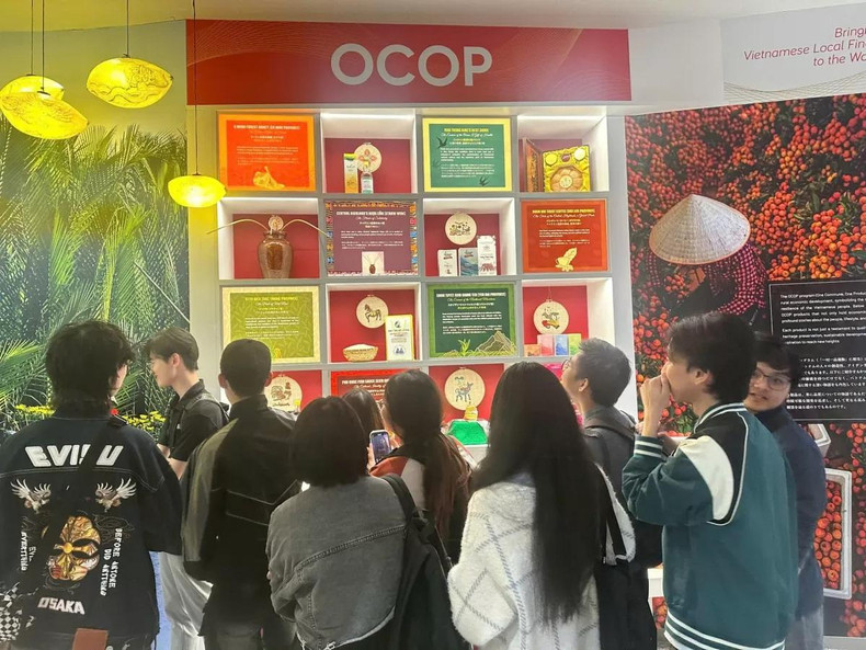 Les produits OCOP (Chaque commune, un produit) du Vietnam attirent l'attention de nombreux visiteurs. Photo: congthuong.vn